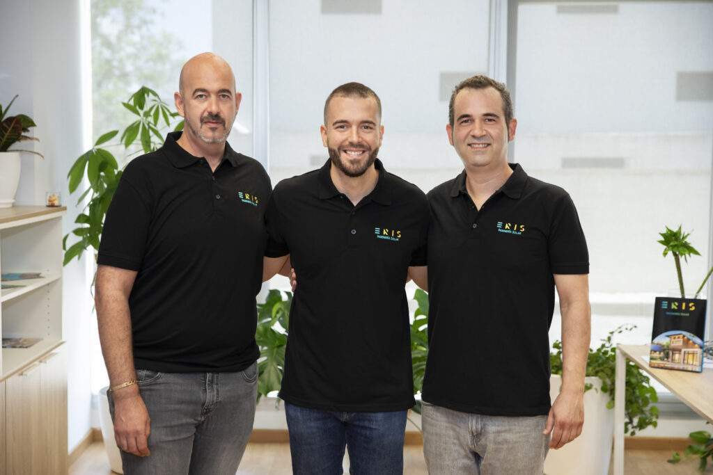 Equipo profesional de instalación ERIS de placas solares en Valencia